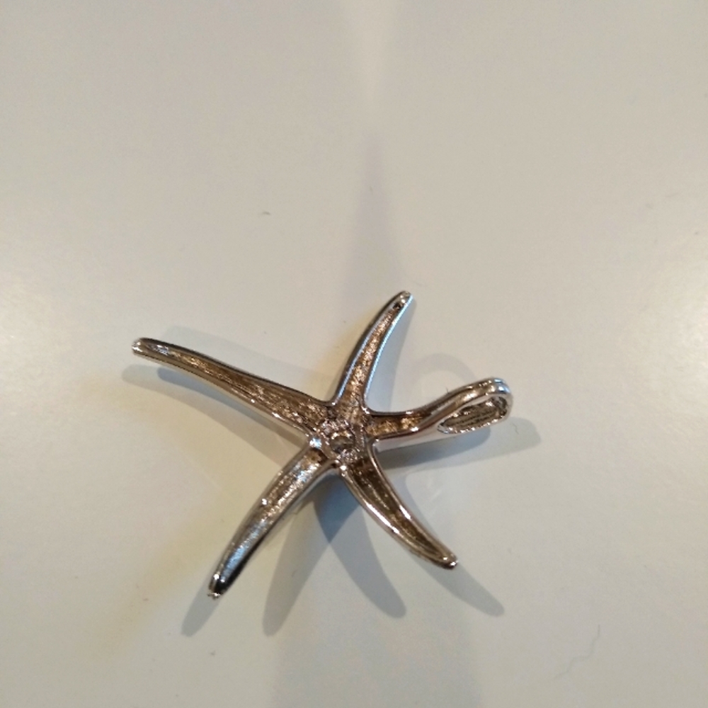 Silver Color Starfish Pendant With Single Rhinestone - Picture 4 of 5